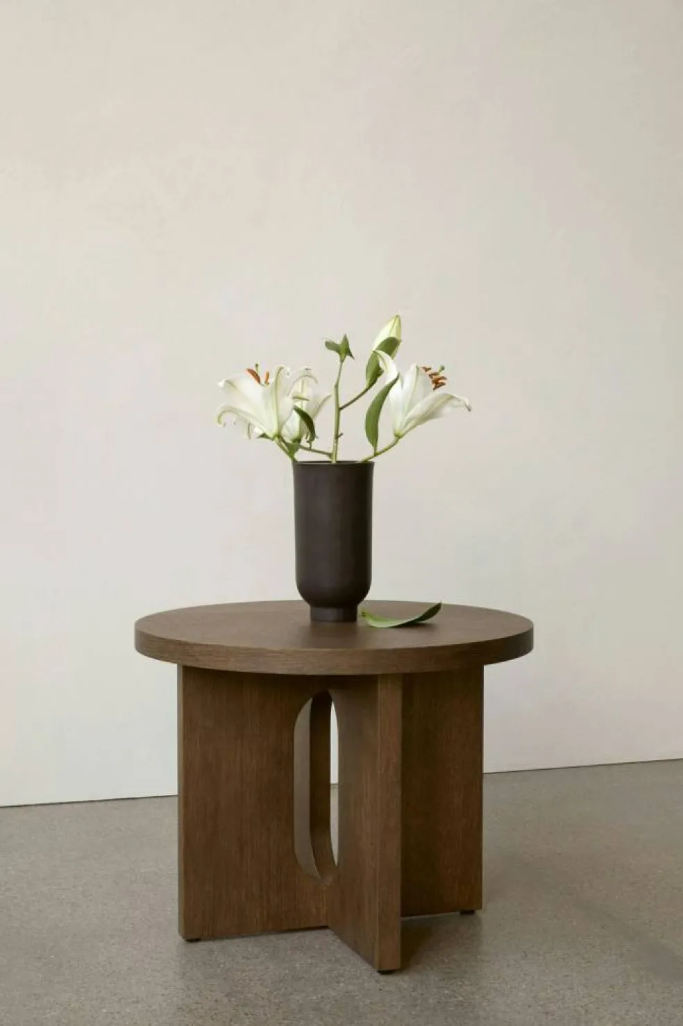 Androgyne Sidobord Ø50 cm, Mörkbetsad Ek / Mörkbetsad Ek
