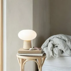 Olivia Bordslampa, Natur